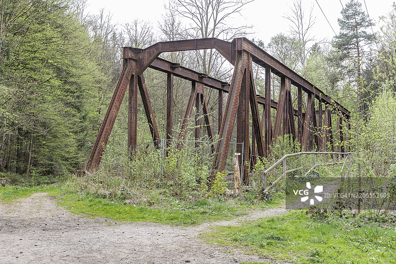 钢桁架桥，位于德国萨克森州巴德戈特卢巴-贝尔基斯赫贝尔的朗根亨内斯多夫附近，曾是戈特卢巴谷铁路的铁路桥，欧洲图片素材