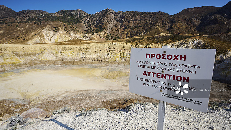 火山口前的警告标志,阳光明媚的山地风景,火山活动,火山岛,斯特法诺斯火山口,尼西罗斯岛,多德卡尼斯群岛,希腊,欧洲图片素材