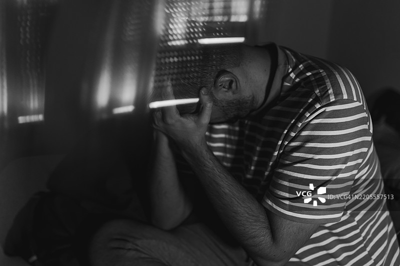 抑郁的年轻人正在遭受心理健康问题的困扰图片素材