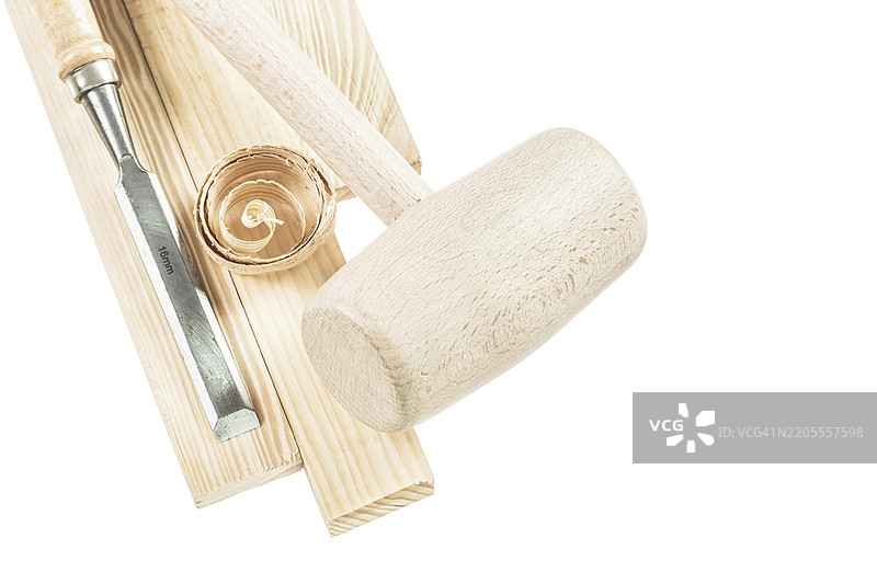 木槌、砖块、平凿刀和木屑，孤立在白色背景上图片素材