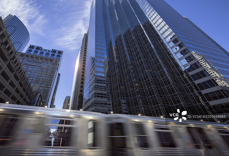 芝加哥中央商务区的地铁列车到达图片素材