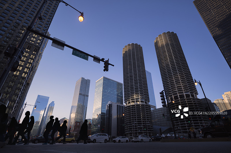 芝加哥的傍晚，交通繁忙，人们的剪影穿过东瓦克大道图片素材