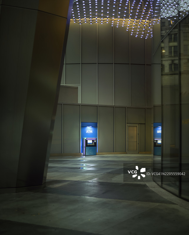 芝加哥中央商务区的天亮时分，设有自动取款机的地下通道图片素材
