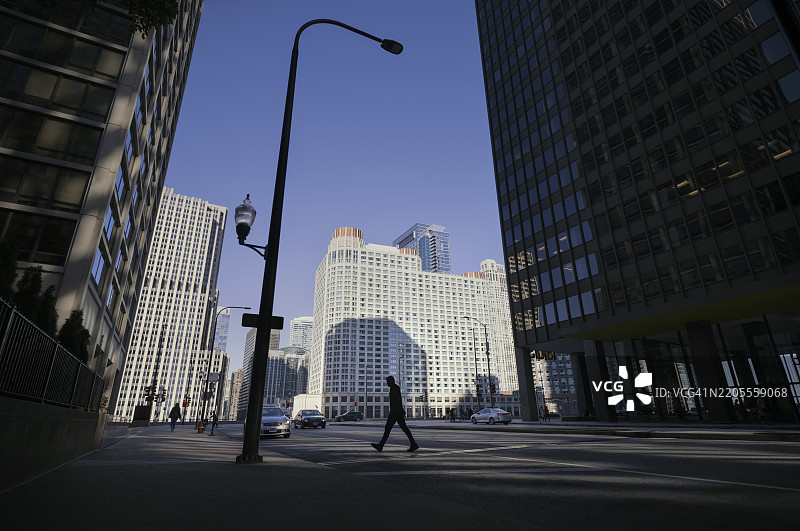 在美国芝加哥中央商务区，剪影中的商人正在过马路。图片素材