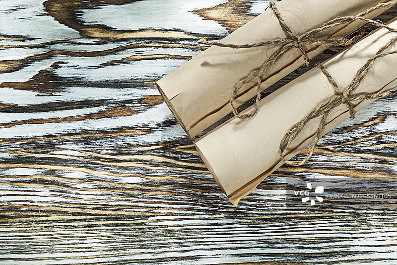 复古的绳索纸卷放在木板上图片素材