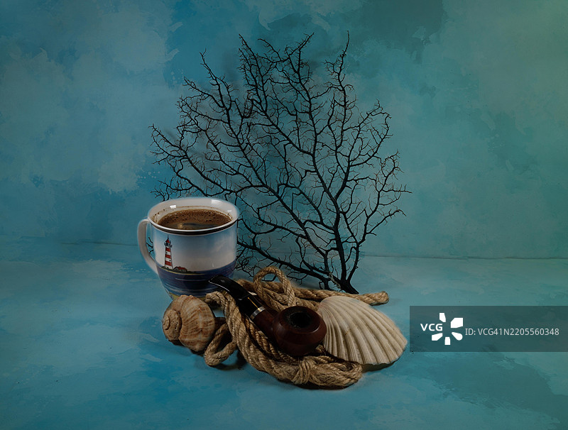 高角度视图的咖啡和饼干在桌子上图片素材