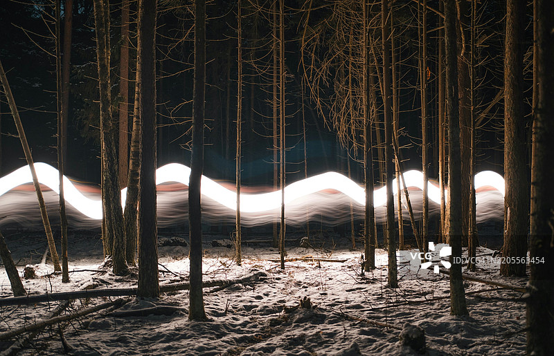 夜间侧面视角的男子与照明设备，巴西图片素材