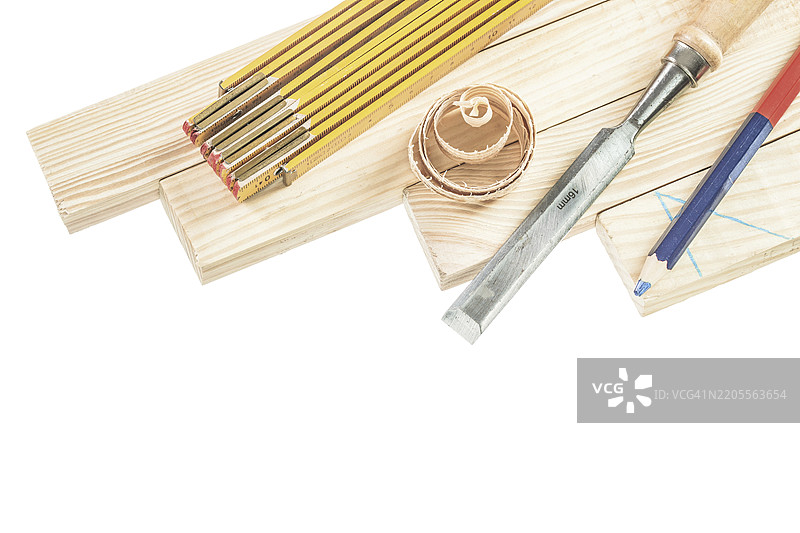 木板、米尺、凿子、木屑和铅笔，孤立在白色背景上图片素材