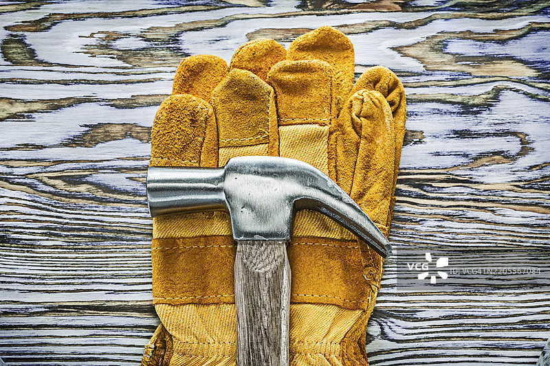 工作手套和爪锤放在木板上图片素材