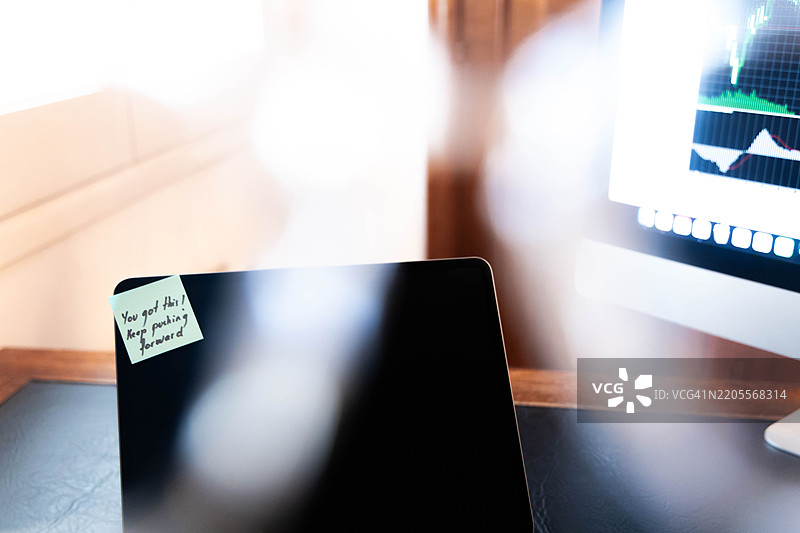 家中的数字平板上的激励便签图片素材