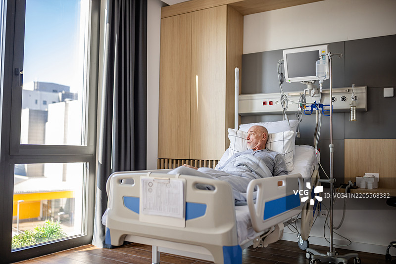 老年人在医疗机构接受护理，正在经历手术后的恢复。图片素材