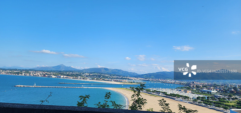 高角度俯瞰海边城市与天空，吉普斯夸，巴斯克地区，西班牙图片素材