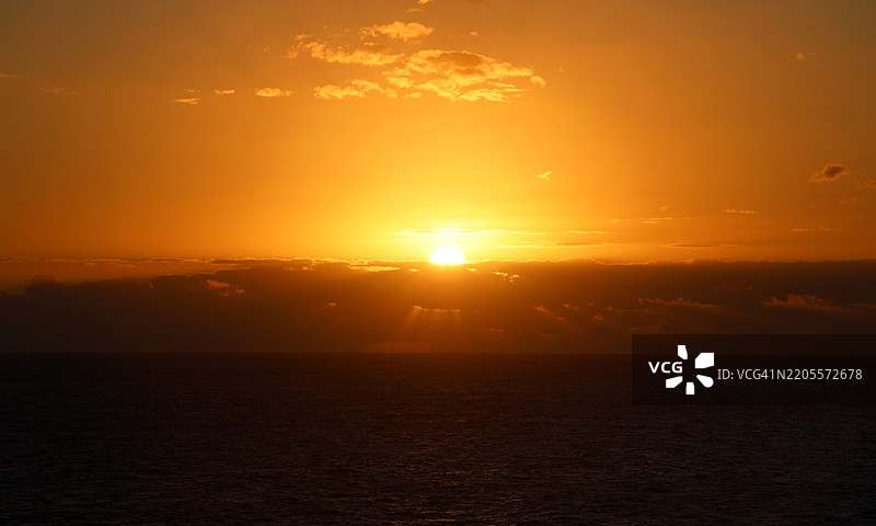 在哥斯达黎加利蒙附近的橙色日出图片素材