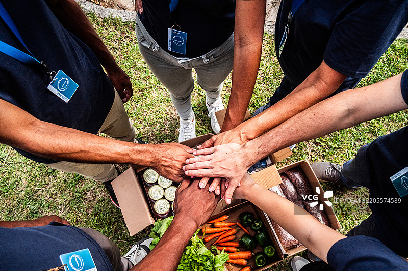 手握在捐款箱上的团结之手图片素材