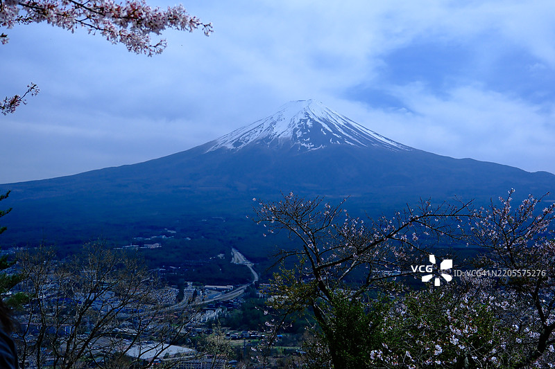 雪山与天空的美丽景色，富士山，静冈，日本图片素材