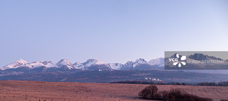 雪山与晴空的美丽景色，斯洛伐克利普托夫斯基米库拉什图片素材