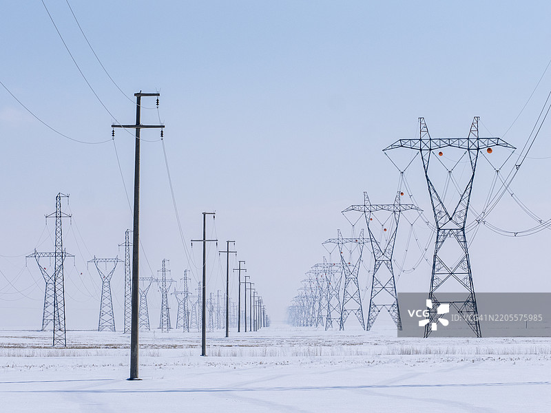 土耳其埃尔祖鲁姆的雪覆盖的田野与晴朗的天空的美丽景色图片素材