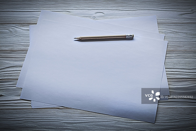 白纸上的木铅笔图片素材