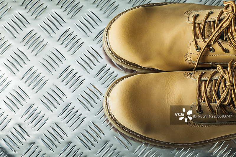 防水靴放在波纹金属板上图片素材
