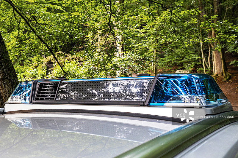 森林中的警车图片素材