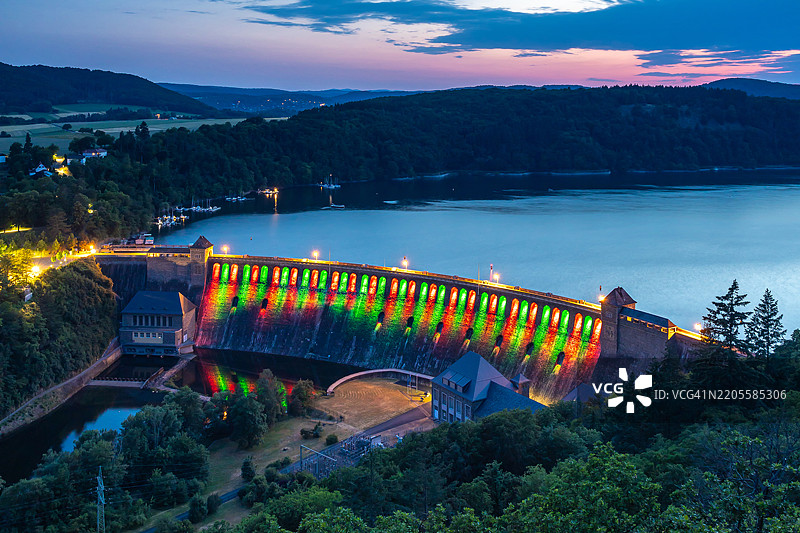 旅行目的地：埃德尔湖大坝在日落时的灯光照明（德国黑森州瓦尔德克-弗兰肯贝格）图片素材