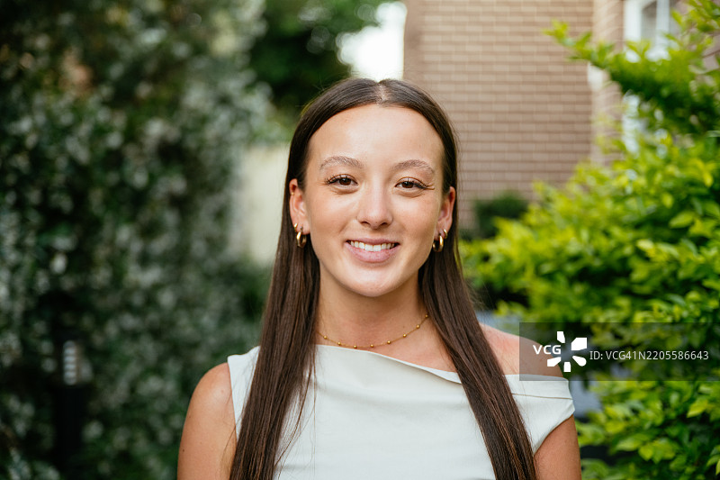 户外美丽快乐的年轻亚洲女性肖像图片素材