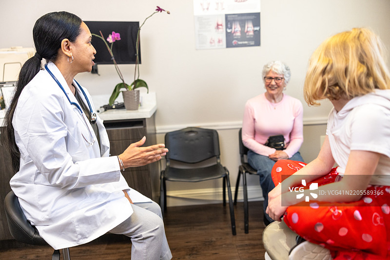 小女孩和奶奶一起去儿科医生的预约。图片素材