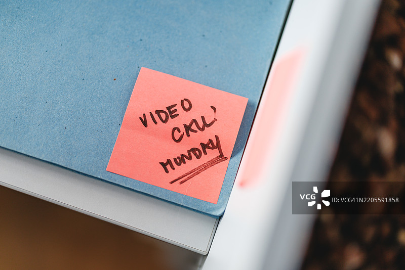 蓝色笔记本上的便利贴提醒图片素材