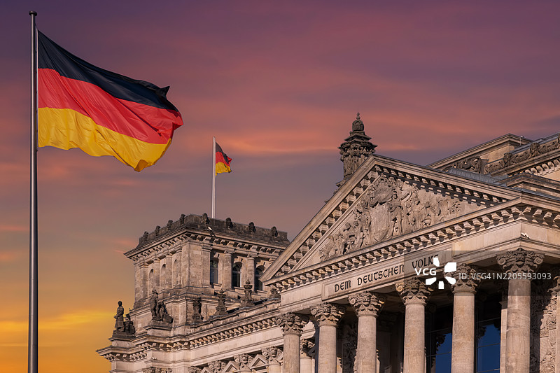 德国联邦议院 - 日落时分的国会大厦与德国国旗 - 柏林，德国图片素材