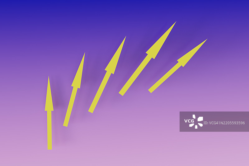 黄色箭头在渐变紫色到粉色背景上，象征着运动和成长图片素材