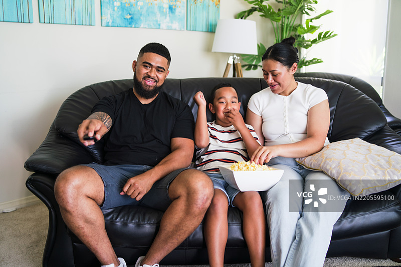 沙发时光，家庭，电视和爆米花。图片素材