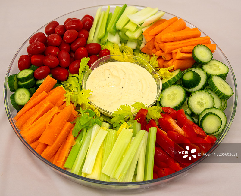 健康蔬菜拼盘配蘸酱图片素材