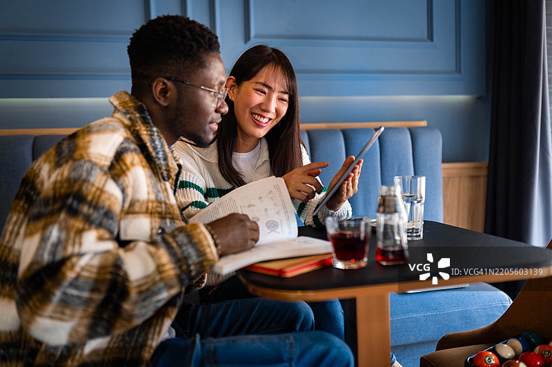 坐在咖啡店里图片素材