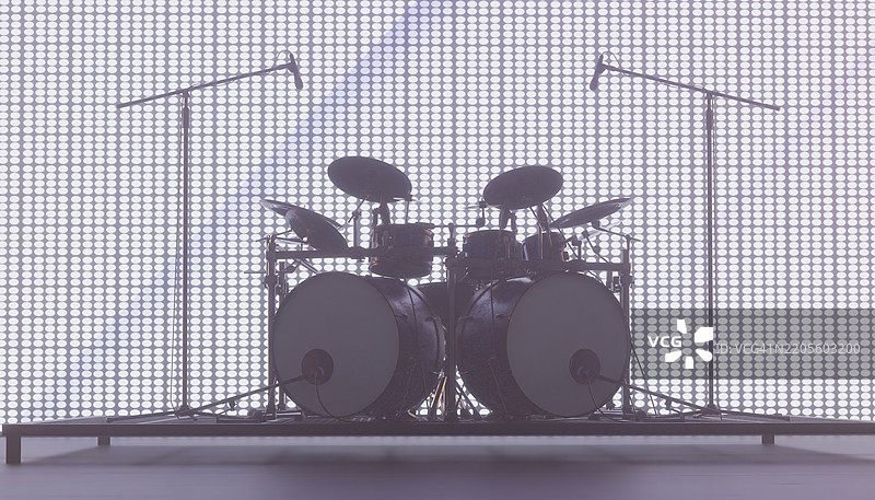 舞台上的鼓组，配有麦克风和LED墙图片素材