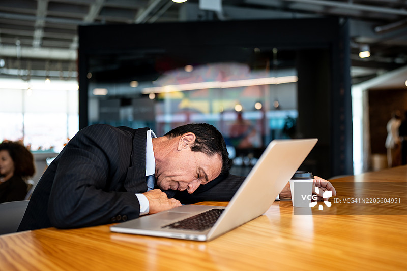 商人在办公室桌子上睡觉图片素材