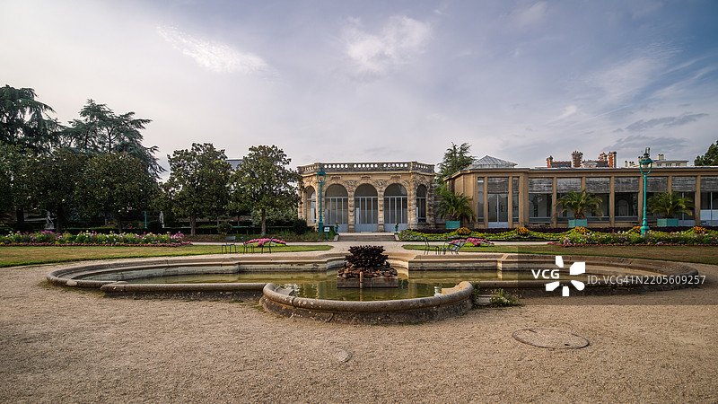 前面是雷恩的塔博尔公园著名景观花园的前温室和橘园建筑的广角视图，前面有法国花园和喷泉，位于伊勒-维莱讷省，布列塔尼，法国西部。图片素材