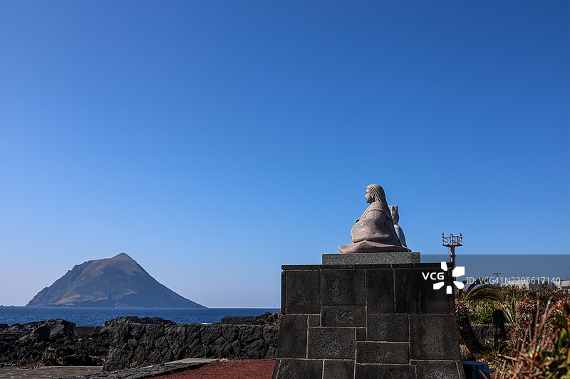 著名的武将宇喜多秀家（1572-1655）及其妻子的雕像。他是第一位被流放到八丈岛的日本人。在港口的陆地一侧，可以看到壮丽的八丈富士。图片素材