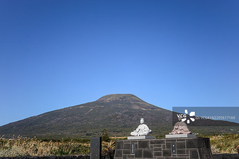 著名的武将宇喜多秀家（1572-1655）及其妻子的雕像。他是第一位被流放到八丈岛的日本人。在港口的陆地一侧，可以看到壮丽的八丈富士。图片素材