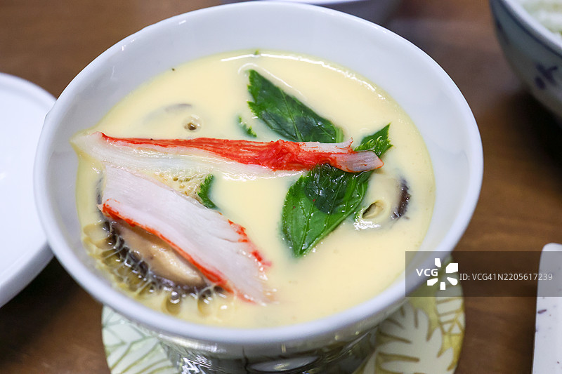 美味的茶碗蒸（蒸蛋羹）。在客栈享用丰盛的海鲜晚餐。八丈岛，伊豆群岛，东京 - 2025年3月1日。图片素材
