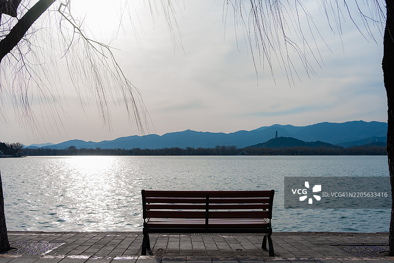 在湖边的长椅上，夕阳西下图片素材