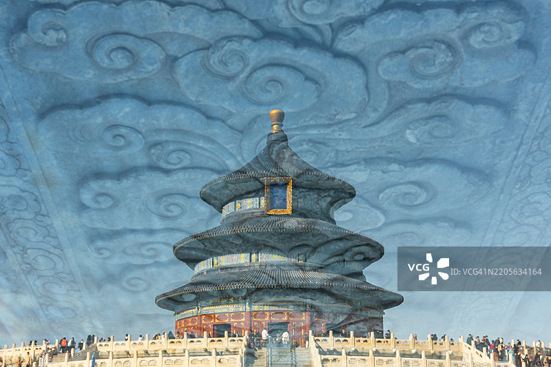 雕塑在中国北京天坛的倒影图片素材