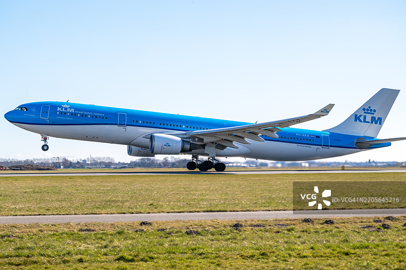 一架荷兰皇家航空的空客A330正在阿姆斯特丹史基浦机场起飞图片素材