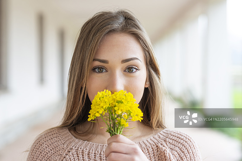 女人闻花图片素材