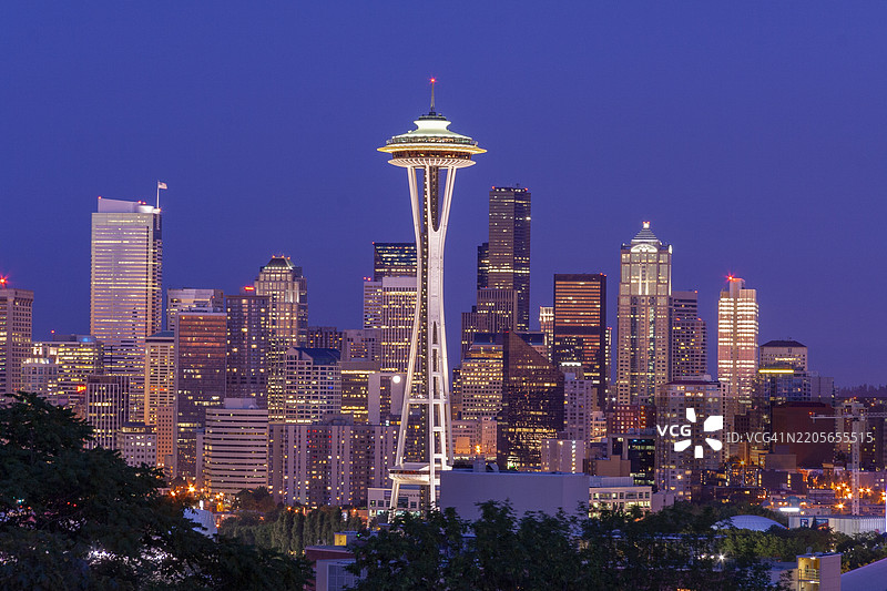 西雅图 - 日落时分的天际线与太空针塔和雷尼尔山图片素材
