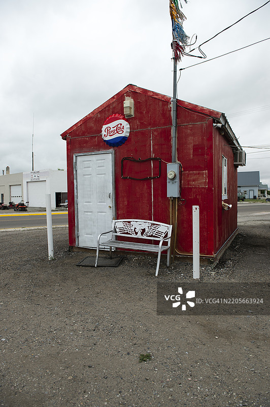 迪伦的商业标志和红色木柜图片素材