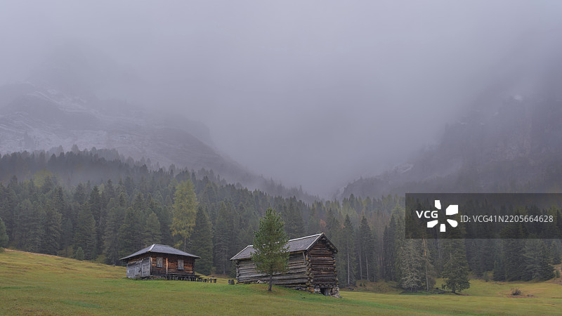 位于意大利南蒂罗尔的维尔诺斯谷,圣玛德琳娜,佩特勒科费尔山脚下的阿尔卑斯草甸上的小屋,埃尔贝山口,维尔茨乔赫。图片素材