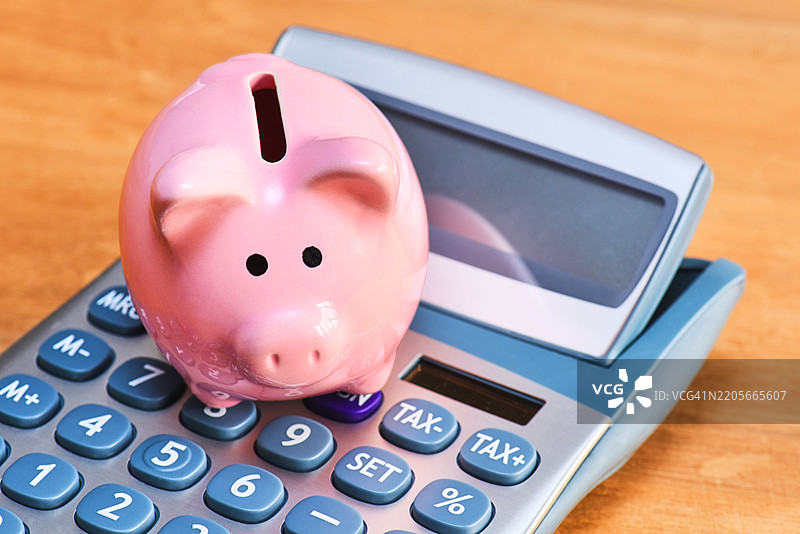 储蓄罐和税收。图片素材