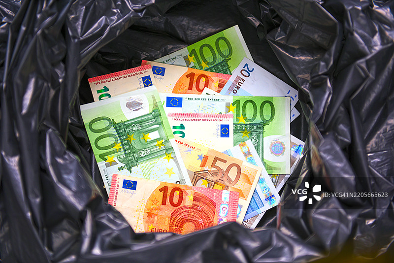 装有欧元纸币的黑色塑料袋。图片素材