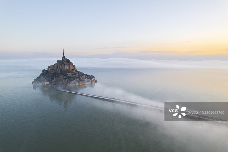 日出时分的圣米歇尔山鸟瞰图图片素材