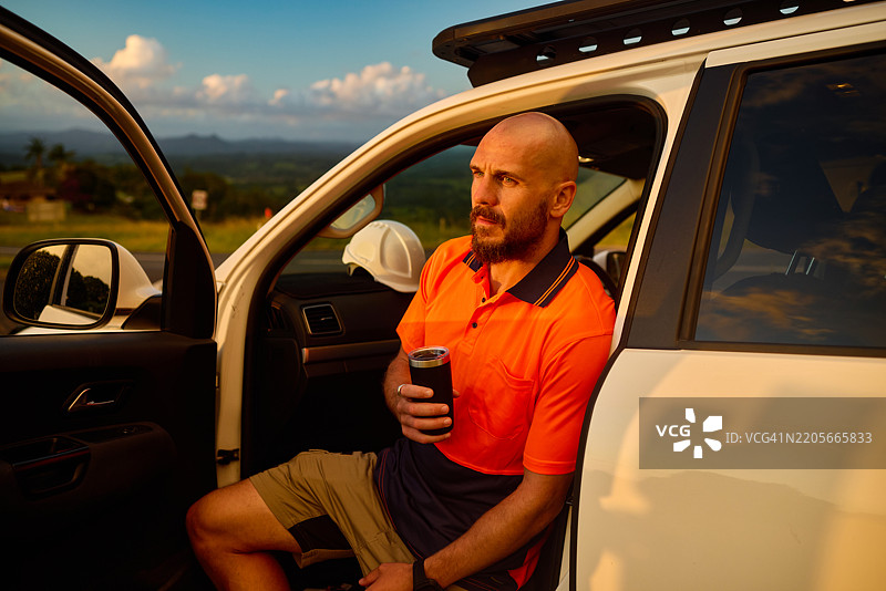 澳大利亚工程师在日落时分在车内休息图片素材